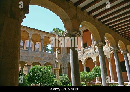 Die wunderschönen Kreuzgänge der Kathedrale von Orihuela, Spanien (Catedral del Salvador) stammen aus dem 13. Jahrhundert. Gotischer Stil mit barocken Details. Stockfoto