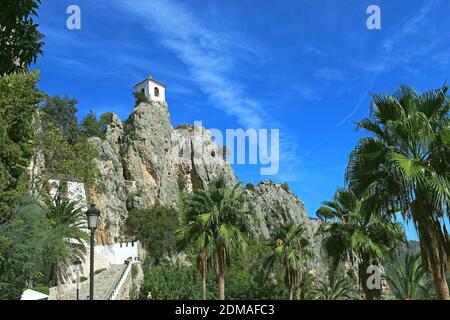 El Castell de Guadalest, Alicante, Spanien, ein befestigtes Dorf, das im 11. Jahrhundert von den Mooren erbaut wurde. Der Glockenturm wird Penon de la Alcala genannt. Stockfoto
