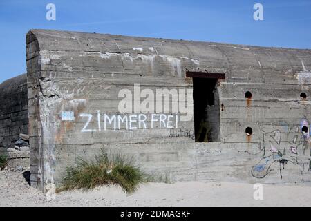 Grafiti quot Zimmer quot auf EINEM Bunker in Nord-Jylland, Dänemark Stockfoto