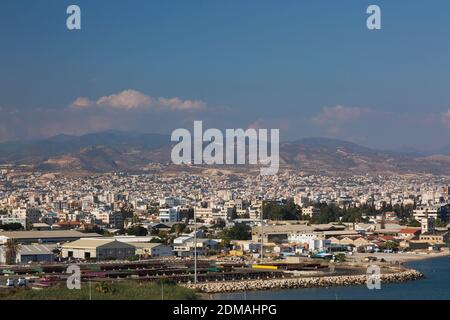 Limassol Hafenanlagen und City Skyline mit Bergkette, Zypern. Stockfoto