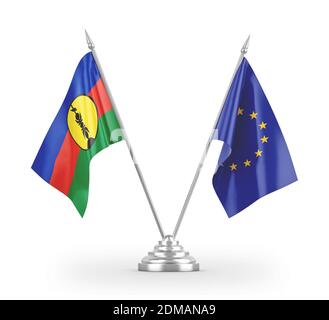 Europäische Union und Neukaledonien Tischflaggen isoliert auf weiß 3D-Rendering Stockfoto