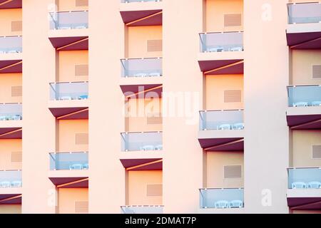 Geometrie in der Gebäudefassadengestaltung. Abstrakte Details der sich wiederholenden Muster der Balkone. In modernen Wohngebäude. Stockfoto