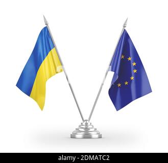 Tischflaggen der Europäischen Union und der Ukraine isoliert auf weißem 3D Rendering Stockfoto