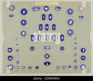 Knopf, Steinzeug, drei kreisförmige Medaillons im Stil von Wedgewood Jasperware; offene Blume mit zwölf Blütenblättern, umgeben von einem Punktring; weiß auf blauem Grund; zentrales Loch., auf Karte 4, England, Ende des 18. Jahrhunderts, Kostüm & Accessoires, Dekorative Kunst, Knopf Stockfoto