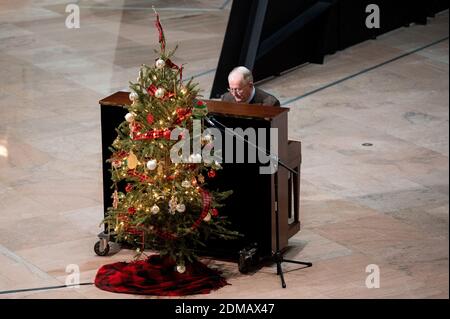 Washington, USA 16. Dezember 2020. 16. Dezember 2020 - Washington, DC, USA: US-Senator Lamar Alexander (R-TN) spielt Weihnachtslieder auf einem Klavier im Atrium des Hart Senate Office Building. (Foto: Michael Brochstein/Sipa USA) Quelle: SIPA USA/Alamy Live News Stockfoto