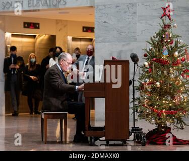 Washington, USA 16. Dezember 2020. 16. Dezember 2020 - Washington, DC, USA: US-Senator Lamar Alexander (R-TN) spielt Weihnachtslieder auf einem Klavier im Atrium des Hart Senate Office Building. (Foto: Michael Brochstein/Sipa USA) Quelle: SIPA USA/Alamy Live News Stockfoto