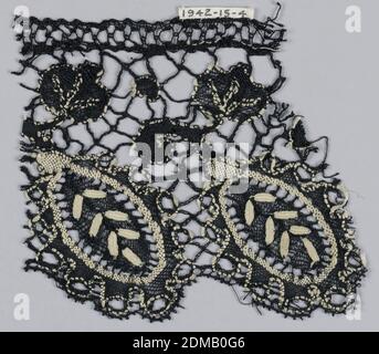 Fragment, Medium: Seidentechnik: Klöppelspitze, Cluny-Stil, Cluny-Typ Spitze in einem Muster von ovalen Blattformen und kleine Blumen mit Verbindungsstäben in schwarz-weißer Seide., Bayeux, Frankreich oder Spanien, ca. 1850, Spitze, Fragment Stockfoto