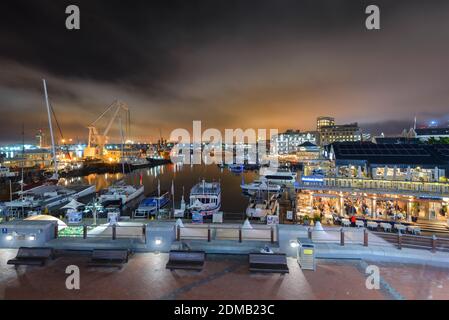 Victoria und Alfred Waterfront bei Nacht in Kapstadt, Südafrika. Touristenort Victoria & Alfred (V&A). Stockfoto