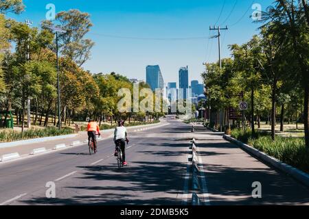 Ein Paar auf dem Fahrrad Stockfoto