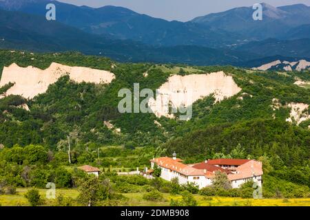 Rozhen Kloster in der Nähe Melnik, und Fernsicht auf Pirin Nationalpark Berge, Melnik, Blagoevgrad Provinz, Bulgarien, Südosteuropa, Europa Stockfoto