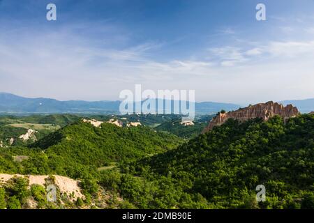 Melnik Erde Pyramiden in der Nähe von Rozhen Kloster, und Fernsicht auf Pirin Nationalpark Berge, Melnik, Bulgarien, Südosteuropa, Europa Stockfoto