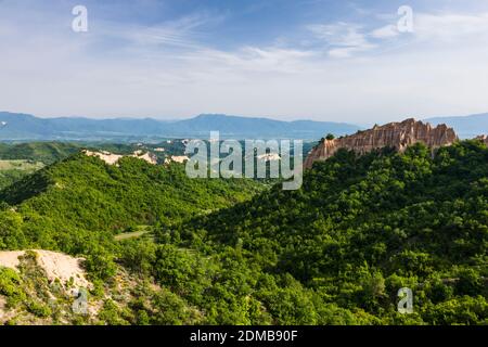 Melnik Erde Pyramiden in der Nähe von Rozhen Kloster, und Fernsicht auf Pirin Nationalpark Berge, Melnik, Bulgarien, Südosteuropa, Europa Stockfoto