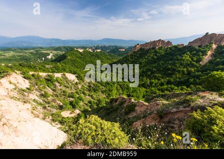 Melnik Erde Pyramiden in der Nähe von Rozhen Kloster, und Fernsicht auf Pirin Nationalpark Berge, Melnik, Bulgarien, Südosteuropa, Europa Stockfoto