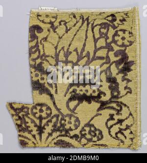 Fragment, Medium: Seide, metallische Technik: Ergänzende Kettschlaufen in Leinwandbindung (Samt) mit ergänzender Schussfüße, unvollständiges Granatapfel-Motiv. Selvage am rechten Rand., Italien, 15. Jahrhundert, gewebte Textilien, Fragment Stockfoto