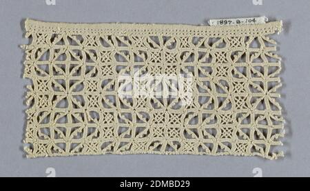 Fragment, Medium: Leinen Technik: Gitter aus zurückgezogenem Element mit Nadelspitze (Reticella-Stil), Tafel mit geometrischem Design, basierend auf dem Quadrat., Italien, 16. Jahrhundert, Spitze, Fragment Stockfoto
