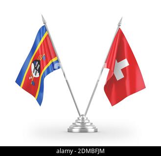 Schweiz und Eswatini Swasiland zwei Tischfahnen isoliert auf weiß Stockfoto