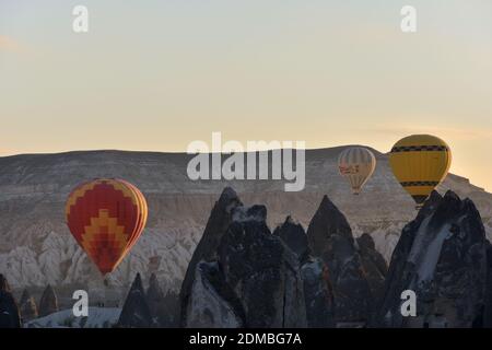 Heißluftballons in der Morgendämmerung in Goreme, Kappadokien, Türkei Stockfoto
