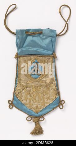 Portemonnaie, Medium: Seide und Metallic Faden Stickerei auf Seide Fundament Technik: Bestickt auf Satin Fundament, Tasche wahrscheinlich aus Stücken von älteren Textilien. Blaue Seide eingefasst mit Seidenschnur und einer Quaste mit applizierten Stücken aus Metall Stoff mit Stickerei., Italien, 19. Jahrhundert, Kostüm & Accessoires, Geldbörse Stockfoto