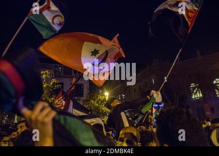 Die Demonstranten der Pro-Polisario-Front schwenken während der Demonstration Flaggen.zwei Oppositionsdemonstrationen werden gleichzeitig einen Straßenübergang vor der Unterdelegation der spanischen Regierung in Barcelona halten, getrennt durch eine starke Polizei, auf der einen Seite Verteidiger der Unabhängigen der Sahara von Marokko, Sie werden in Barcelona erneut eine Mobilisierung für das Recht auf Selbstbestimmung des saharauischen Volkes fordern und den spanischen Staat verurteilen, weil er die Aggression der marokkanischen Armee gegen das saharauische Volk nicht verurteilt hat. Auf der anderen Seite forderte die marokkanische Gemeinschaft Stockfoto