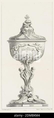 Ciboire (Ciborium), Platte 80, aus den Werken von Juste-Aurèle Meissonnier (Werke von Juste-Aurèle Meissonnier), Juste-Aurèle Meissonnier, Französisch, B. Italien, 1695–1750, Gabriel Huquier, französisch, 1695–1772, Gravieren auf weißem Papier, Container auf Plattform mit einem Escutcheon, der Kreuzigung darstellt; zwei Putten legten Arme um den Behälterstiel; Zentraler Stengelkörper, bestehend aus zwei Putti-Köpfen, umgeben von federnem Laub, der zu der Tasse führt, die eine Szene des letzten Abendessens darstellt, eingerahmt im Rokoko-Stil und flankiert von zwei Engeln. Deckel hat Weizen, Weinreben und ist mit zwei Putti Köpfe Blick gekrönt Stockfoto