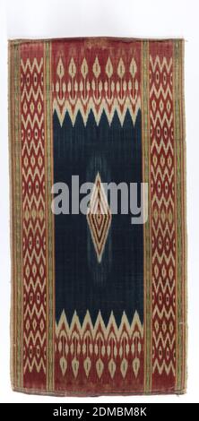 Panel, Medium: Seidentechnik: Kettbedrucktes ikat, zugeschnittener Komplementflor (Samt), A: Panel (eines von zwei mit 1931-4-20-b), wahrscheinlich zum Wandhängen. Gerippter Baumwollspüss, und Kette aus Seide, Chiné-Technik – geometrisches Design – Bordüren und Kanten aus rot, weiß, braun, ein wenig gelb und grün – kleines diamantförmiges Design in der Mitte (gestreift rot, weiß, braun und gelb) auf dem Feld von tiefblau – arabischer Stempel auf dem Rücken., Mallorca, 19. Jahrhundert, Bedruckte, gefärbte & bemalte Textilien, Panel Stockfoto