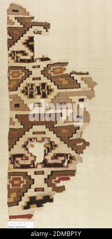 Fragment, Medium: Baumwolle, Wolle Technik: Spaltteppich, geometrische Muster in Braun und Rot. Motive sind in kontrastierenden Farbtönen umrandet., Peru, 1100, gewebte Textilien, Fragment Stockfoto