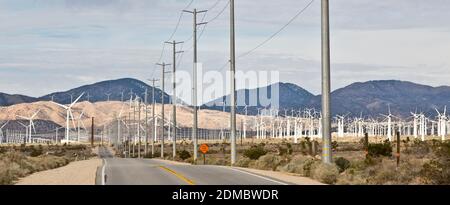 Windturbinen in der Mojave-Wüste Stockfoto