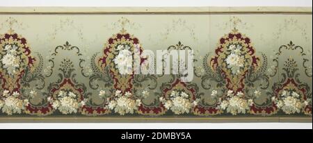 Frieze, maschinenbedrucktes Papier, große Blattamedalionen abwechselnd mit kleineren Medaillons. Blumenarbors und Blattrollen Bogen mit einem Fleur-de-Lis auf dem Gipfel. Oben und unten erscheinen ein goldener und grüner Streifen. Grüner Hintergrund ist unten dunkel und hellt nach oben. Gedruckt in Grün, Weiß, Metallgold und Burgunder., USA, 1905–1915, Wandverkleidungen, Frieze Stockfoto