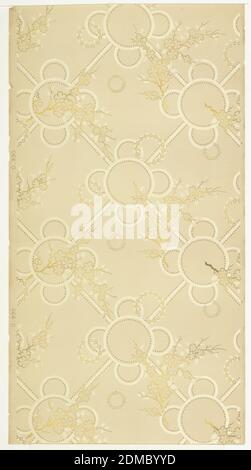 Deckenpapier, Cresswell & Washburn Ltd, Philadelphia, Pennsylvania, 1880 - 1900, maschinenbedrucktes Papier, flüssiges Glimmer, quadratisches Spalierformat, mit einem großen Kreis und Gruppierung von kleineren Kreisen an jedem Schnittpunkt. An jeder Gruppe von Kreisen sind ein Zweig aus Kirschblüten und ein Perlenkranz befestigt. Anglo-japanischer Stil. Gedruckt in Metallic-Gold und Glimmer auf weißem Grund., Philadelphia, Pennsylvania, USA, 1880–1900, Wandverkleidungen, Deckenpapier Stockfoto