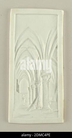 Lithophane einer Kirche Innenraum, Keks, Vertikale Vertangle mit beeindruckter Ansicht eines Seitenschiffs in einer gotischen Kirche. Vier Säulen, Spitzbögen in scharfer Perspektive. Plain, schmaler Rand im Relief., Deutschland, 1825–1900, Keramik, Dekorative Kunst, Lithophan, Lithophan Stockfoto