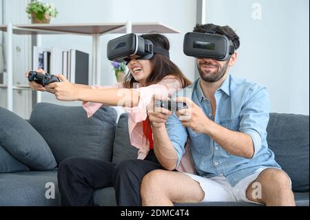 Paare Liebhaber genießen es, VR-Spiel zusammen zu Hause zu spielen. Familienbeziehungskonzept. Stockfoto