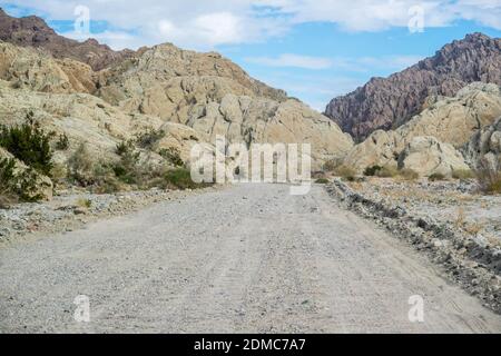 Ein langer Weg die Straße hinunter nach Palm Springs, Kalifornien Stockfoto
