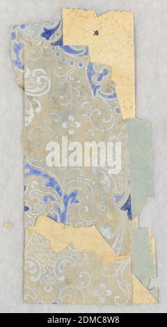 Sidewall - Fragment, maschinell gedruckt, blaue Medaillons auf grauem Grund mit rollendem Grunddesign., USA, 1910–20, Wallcoverings, Sidewall - Fragment Stockfoto