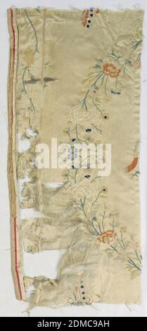 Fragment, Medium: Seidentechnik: Auf Satin gestickt, Fragment des äußeren Randes mit Blumen, Reben und Bändern., China, 18. Jahrhundert, Stickereien & Stitching, Fragment Stockfoto