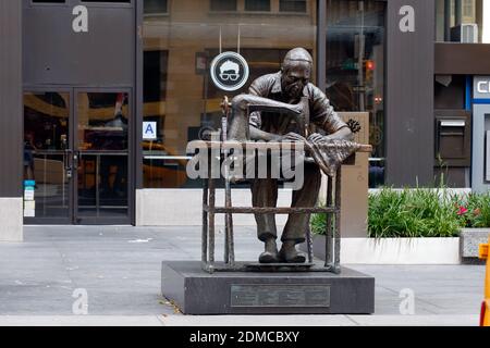 Die Skulptur "The Garment Worker" von Judith Weller wurde im Garment District in New York, NY, installiert. Stockfoto