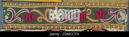Beschnitt, Medium: Seide Technik: Kettenstich auf Leinwandbindung (möglicherweise), Trimmfragment in einem Design aus Tulpen und fünfblättrigen Blüten mit Blättern in Kettenstich in rot, gelb, weiß und blau auf grünem Grund gestrickt. Schmaler Spitzenrand beidseitig in rosa und gelb., Frankreich, 19. Jahrhundert, Besatz, Besatz Stockfoto