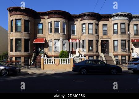 Einfache runde Reihenhäuser im Sunset Park Viertel von Brooklyn, New York, NYC. Stockfoto