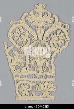 Fragment, Medium: Leinen Technik: Spitze von vorgefertigten Band mit Nadelarbeit Füllungen, Spulen-Band, Knopflochierung entlang Kanten, Formen Konturen für scrollende symmetrische florale Design. Details gefüllt mit Nadelstichen und Verbindungsgestickten. Manchmal auch als Mezzo punto., Italien, Ende des 17. Jahrhunderts, Spitze, Fragment Stockfoto