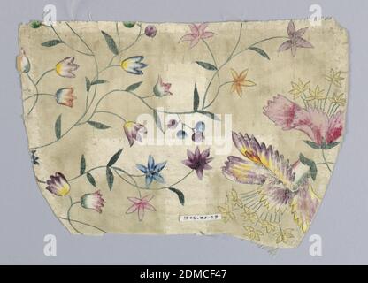 Fragment, Medium: Seide; Tempera-Technik: Auf Satingewebe bemalt, Weiß mit einem unvollständigen Design von schlanken Stielen mit Blüten und Beeren und großen Blütenblättern in grün, blau, lila, rosa, gelb und weiß geerdet., China, 18. Jahrhundert, bedruckte, gefärbte & bemalte Textilien, Fragment Stockfoto