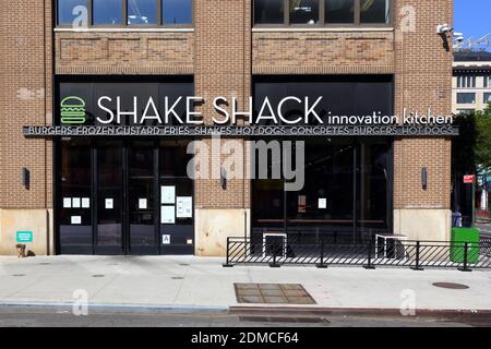 Shake Shack Innovation Kitchen, 225 Varick St, New York, NYC Foto von einem Fast-Food-Restaurant im Viertel Hudson Square. Stockfoto