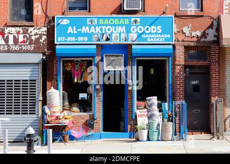 Al-Maktoum Goods, 417 7. Ave, Brooklyn, New York. NYC-Schaufensterfoto eines afrikanischen Waren- und Süßgraskorbladens im Park Slope-Viertel. Stockfoto