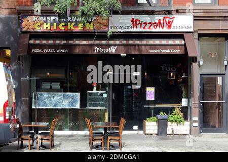 Krispy Krunchy Chicken, IPizzaNY, 707 9. Ave, New York, NYC Schaufensterfoto eines gebratenen Hähnchens und eines Pizzaladens im Viertel Hells Kitchen. Stockfoto