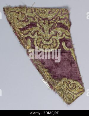 Fragment, Medium: Seide, metallische Technik: Komplementärgewebe im Leinwandfundament (Samt) mit Komplementärgewebe, unvollständiges Granatapfelmotiv in dunklem Mauve und Gold auf unregelmäßig geformtem Stück., Italien, 15. Jahrhundert, gewebte Textilien, Fragment Stockfoto