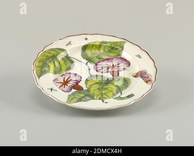 Hans Sloane' Plate, Chelsea Porzellan Manufaktur, englisch, gegründet ca. 1743/45, Georg Dionysius Ehret, deutsch, 1708 - 1770, Weichporzellan, Glaskeramik, EIN Teller mit gewelltem, braunem Rand, bemalt mit einem großen Zweig von Convolvulus/Bindenweed (Ipomoea purpurea) und verschiedenen Insekten., England, 1753–1756, Keramik, Dekorative Künste, Teller, Teller, Teller Stockfoto