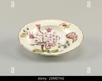 Hans Sloane' Plate, Chelsea Porzellan Manufaktur, englisch, gegründet ca. 1743/45, Georg Dionysius Ehret, deutsch, 1708 - 1770, Weichporzellan, Glaskeramik, EIN Teller mit welligem, braunem Rand, bemalt mit einem großen Spray von rosa-weißem Crinum (Crinum Zeylanicum), mit verstreuten Zweige und Insekten., England, 1753–1756, Keramik, Dekorative Kunst, Teller, Teller, Teller Stockfoto