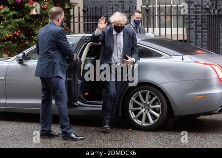 London, Großbritannien. Dezember 2020. Der britische Premierminister Boris Johnson kehrt nach seiner Teilnahme an den Fragen des Premierministers in London, Großbritannien, am 16. Dezember 2020 in die Downing Street 10 zurück. Ab Mittwoch Mitternacht zog London in die dritte Stufe, die höchste Stufe in Englands lokalem Coronavirus-RestriktionsTier-System. Quelle: Ray Tang/Xinhua/Alamy Live News Stockfoto