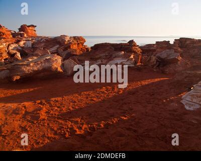 Fußabdrücke und roter Pindan-Schmutz, Gantheaume Point, Broome, Western Australia Stockfoto