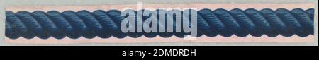 Bordüre, Block-gedruckt und auf maschinengefertigten Papier, Seil Twist oder Kabel Formteil beflockt. Gedruckt in blauem Flock und überdruckt mit helleren Blau- und Schwarztönen. Auf rosafarbenem Boden., H# 36, Frankreich, 1835–60, Wandverkleidungen, Bordüre Stockfoto