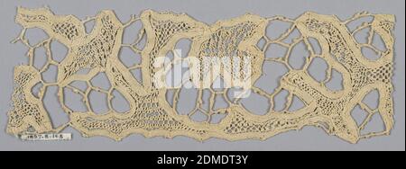 Fragment, Medium: Leinen Technik: Spitze von frühem vorgefertigten Band mit Nadelarbeit Füllungen, großformatiges florales Design mit Klöppelbändchen und Nadelarbeit Füllungen., Italien, 17. Jahrhundert, Spitze, Fragment Stockfoto