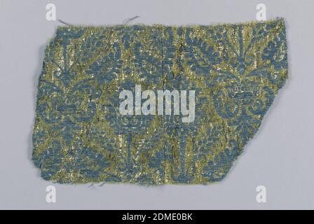 Fragment, Medium: Seide, metallisch, Baumwolle Technik: Leinwandbindung mit zusätzlichem Schussband in Leinwandbindung. Zwei Fragmente zusammengenäht. Symmetrische Anordnung von Pflanzenformen., 17. Jahrhundert, gewebte Textilien, Fragment Stockfoto